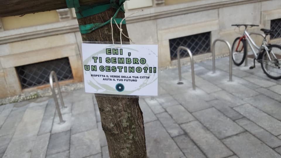 Cartello Novara Ggreen contro l'abbandono dei rifiuti