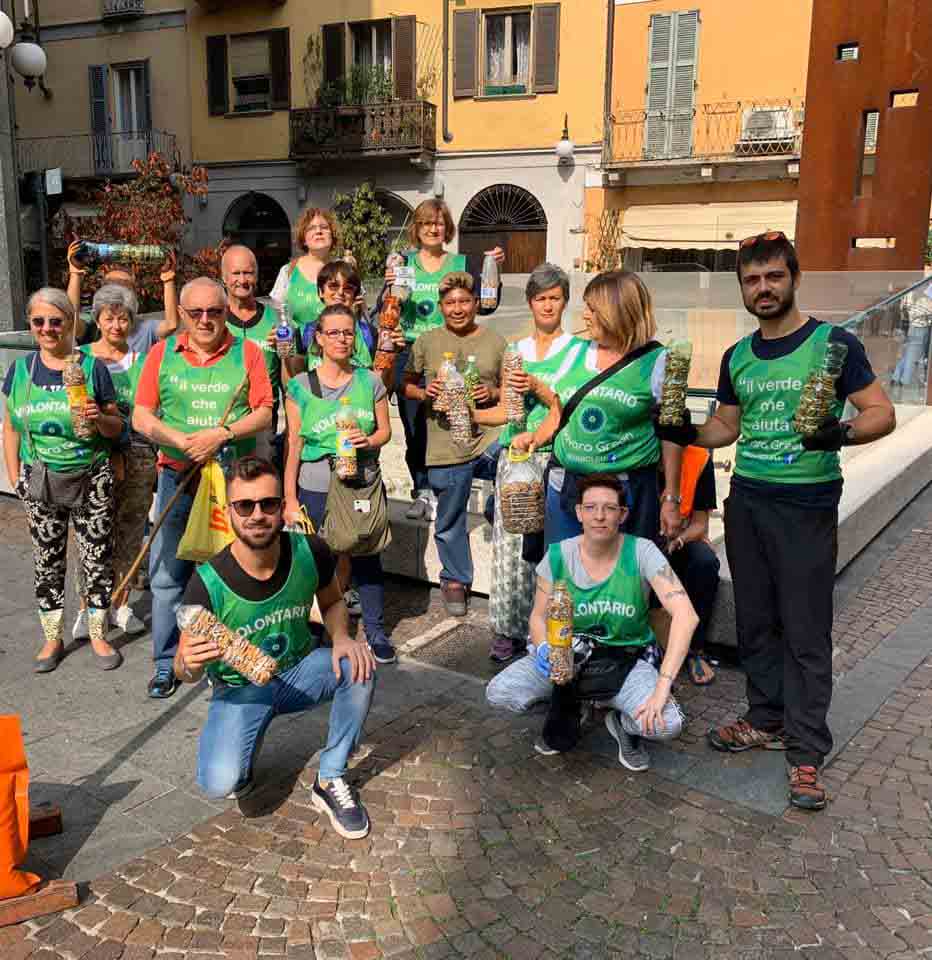 Foto di gruppo Novara Green, raccolta e pulizia dei mozziconi da parte dei volontario nel loro tempo libero 