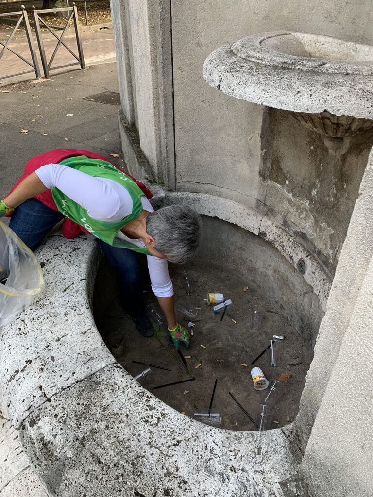 Un volontario di Novara Green a lavoro